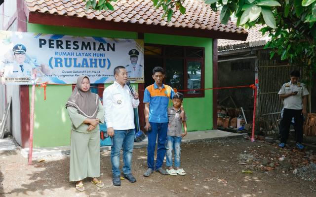 Ade Warga Desa Tanjungmekar Terima Bantuan Rulahu Dari Pemkab Karawang